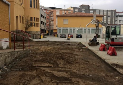 O concello promove unha actuación de pavimentación no patio exterior do colexio O Grupo de Santa Uxía de Riveira
